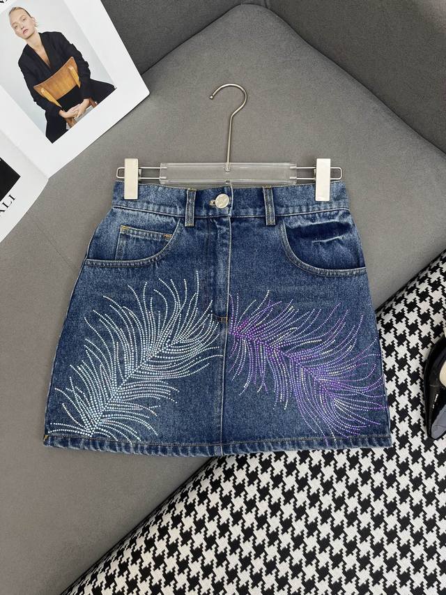 chane* 25Ss新款牛仔半裙 羽毛图案烫钻装饰 高品质 单色三码Sml