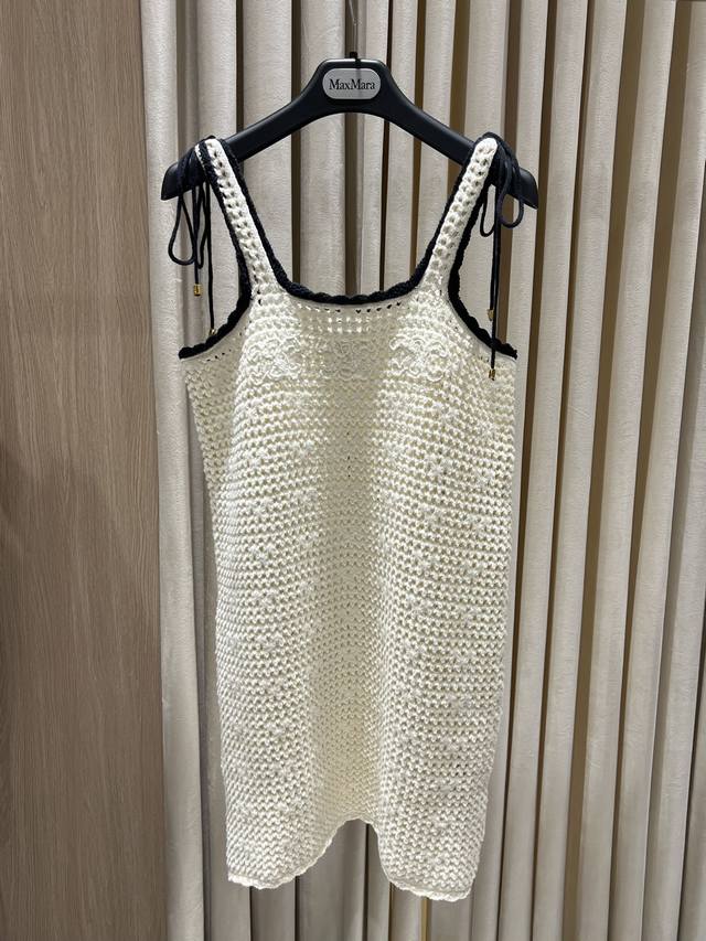 ce 金属标钩花吊带连衣裙 Crochet Knit Dress 这款Crochet Knit Dress 是一款兼具复古与法式浪漫气质的手钩连衣裙。通体采用米