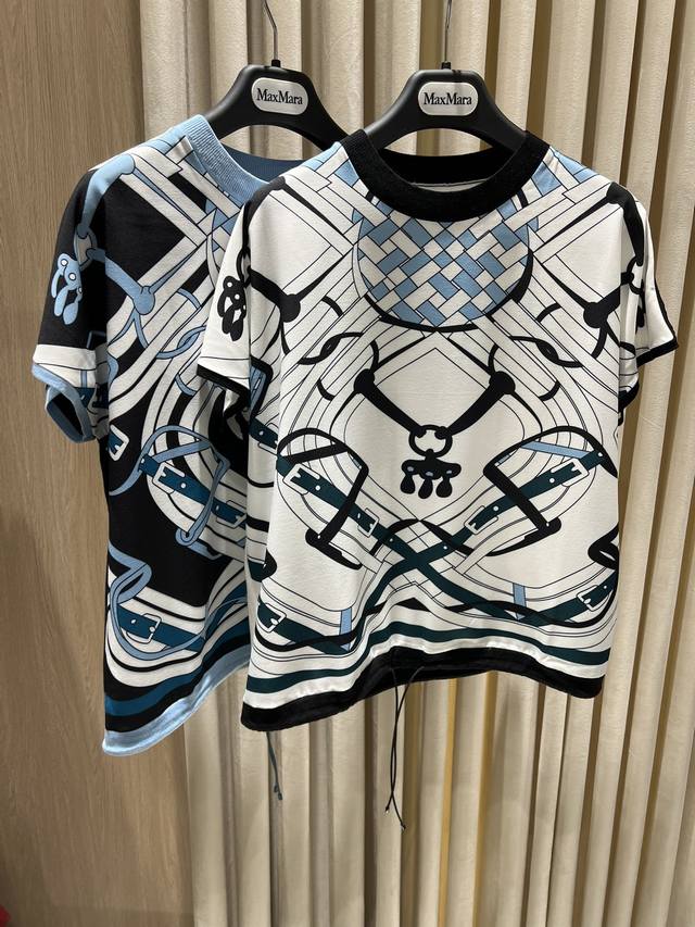 新品 Hermè～风提花针织短袖-Inspired Jacquard Knit T-Shirt 这款短袖采用经典马术元素图案设计，灵感来源于H标志性的丝巾印花，