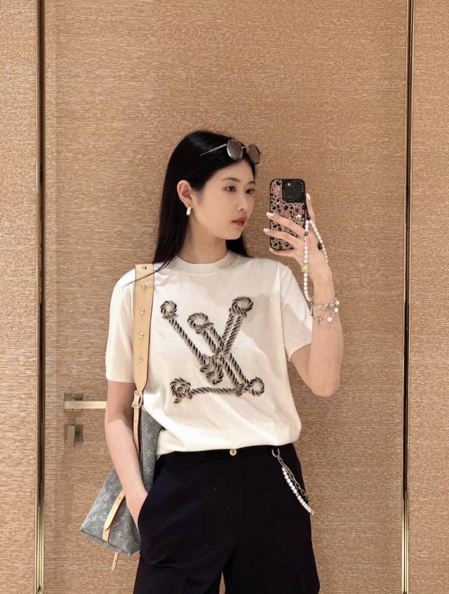 新款 ！最新Lv 25New 圆领针织短袖上衣。尺码：Sml。 。