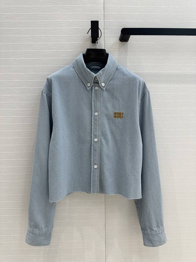 独家首发高端品质，Mi*25春夏新品。先行款系列浅色水洗条纹牛仔短款衬衫！毛边洗水工艺绝绝子！棕色刺绣字母Logo低调奢华，原版定制色织条纹进口洗水牛仔柔软细腻