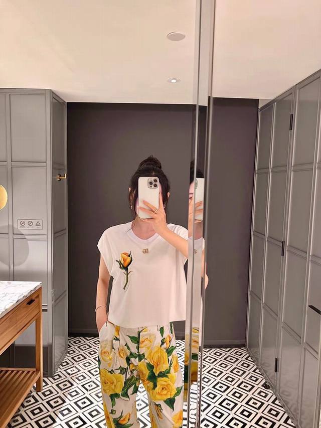 套装Dg杜嘉班纳 新款刺绣郁金香贴花金属扣饰短袖圆领T恤金黄色玫瑰花休闲长裤 套装两件套。Smlxl