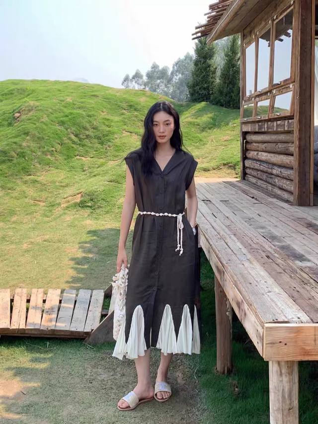 高级随性连衣裙 慵懒风100%亚麻连衣裙，V领无袖设计，简约大方，勾勒优雅颈部线条。腰间麻绳系带，可自由调节，凸显曼妙身姿。下摆白与深色拼接，层次丰富。亚麻材质