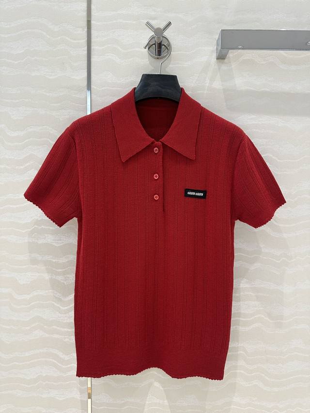 独家首发原单品质Miu系少女穿搭，时髦尖子生减龄Polo领针织短袖毛衣！18针进口70羊绒桑丝羊绒纱线！缕空提花设计，气质少女风减龄甜美气息，不挑人版型上身巨显