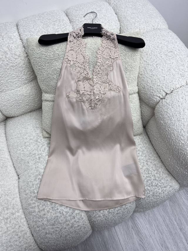 saint Lauren*蕾丝背心上衣 25Fall新品订货会款 露背绕颈上衣采用桑蚕丝制作 V领搭配扇形蕾丝低胸设计 搭配配套蕾丝半裙 一套上身性感又时髦 S