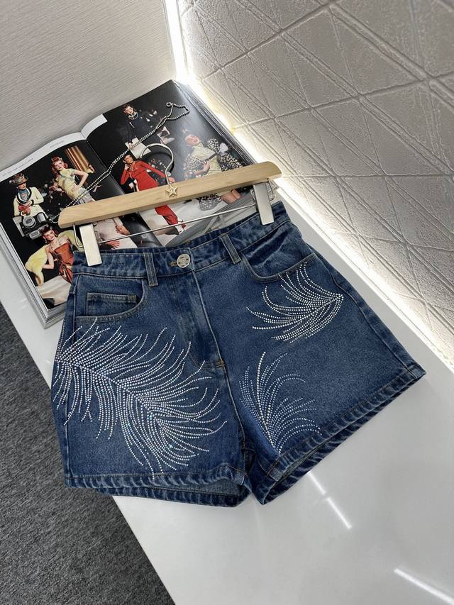 chane*2025新品上架 羽毛水钻擦色牛仔短裤 定制Yb斜纹棉牛仔材质 面料柔软舒适 透气性好 反复酵素水洗工艺处理 不易染色脱色 模拟呈现出均匀效果 做旧