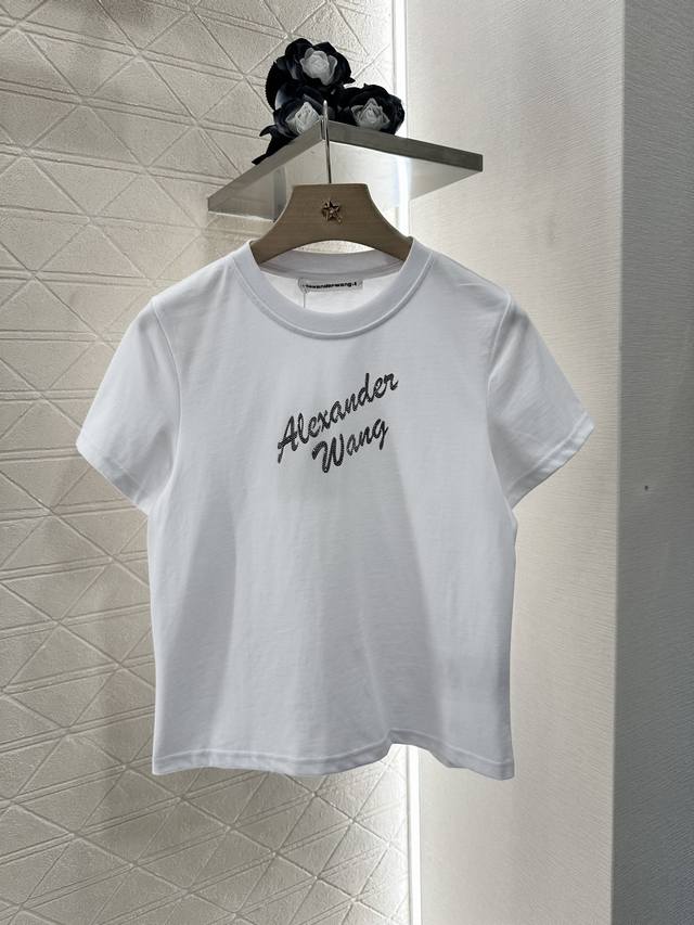 alexander Wan*2025新品上架 烫钻钉珠 定制Yb进口棉府绸材质 透气舒适 质感十足 短袖T恤裁剪 凸显品牌格调 采用克重纯棉制成 垂坠感十足 呈