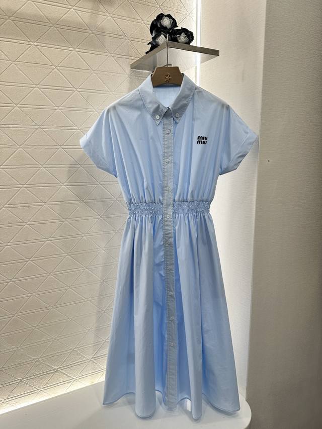 miumi*2025新品上架 翻领衬衫连衣裙 定制Yb斜纹全棉材质 质感舒适 垂顺有型 纽扣开襟短袖衬衫连衣裙 收型舒适 腰间褶皱打榄包容满分 轻松划分上短下长