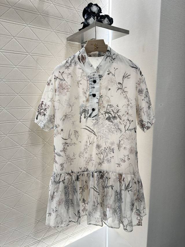 dio*2025新品上架 压褶短袖连衣裙 定制Yb进口丝棉材质 质感光泽 垂顺有型 压褶连衣裙剪裁 通体满印花叶等自然元素 配色清淡颇具新中式风格 同时呼应炎炎