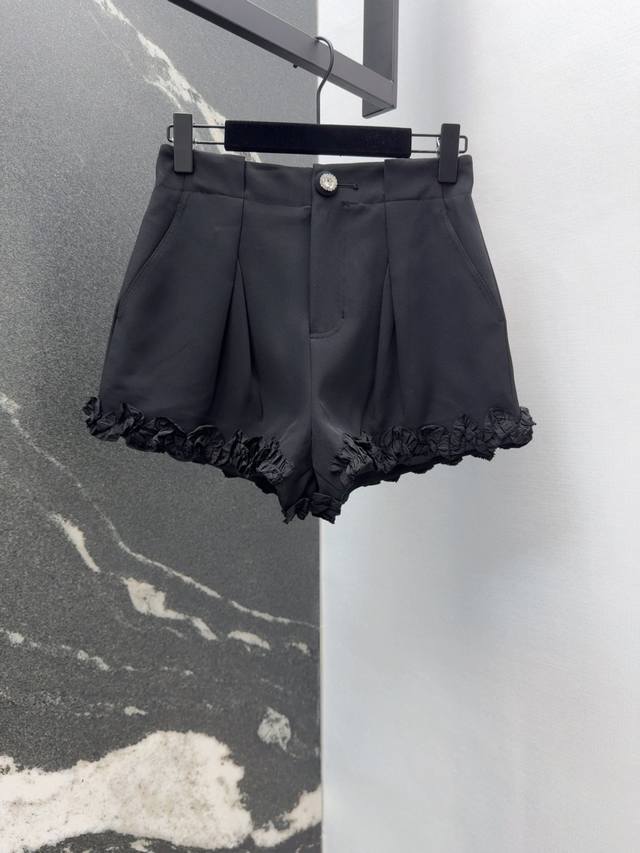 vltn 25Ss 春夏新品花朵荷叶边装饰高腰短裤 财阀千金款 百搭黑色系完全不挑肤色非常显白 进口面料手感非常软糯细腻 大长腿神器 妥妥的的腿长一米八特别显瘦