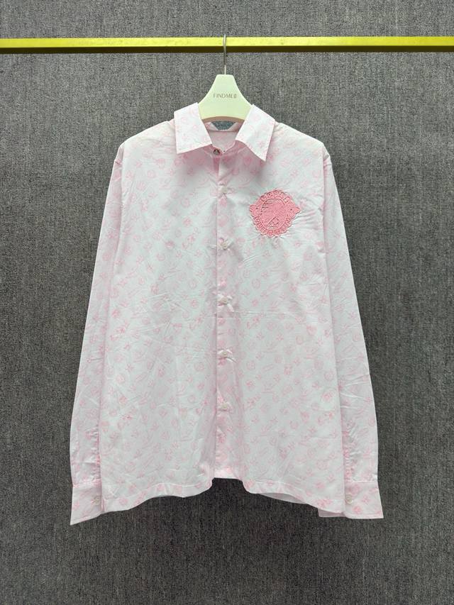 lv-Z， ,L*Uis Vuitton 春夏款 棉质印花长袖衬衫 选用棉质印花面料舒适亲肤 胸前贴有圆型徽章 简约版型 高级质感 白色 粉色 男女同款 S M