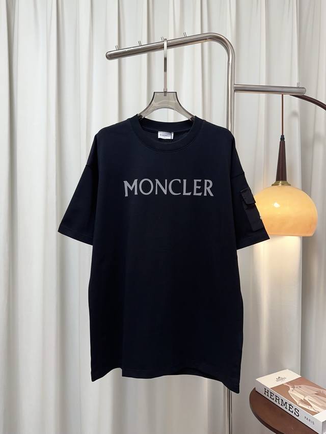 monc**新款袖子口袋设计徽标Logo T-Shirt 定制纯棉面料 克重高 质感好 亲肤舒适 采用印花徽标Logo点缀 袖子口袋设计 精致活力 减龄百搭 男