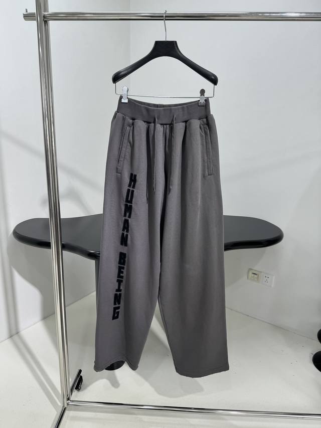 新品Human Being Shifted 运动长裤 定制定染平纹针织面料制作 直筒中腰版型剪裁 左腿饰以Human Being Shifted 标识绣花 水洗