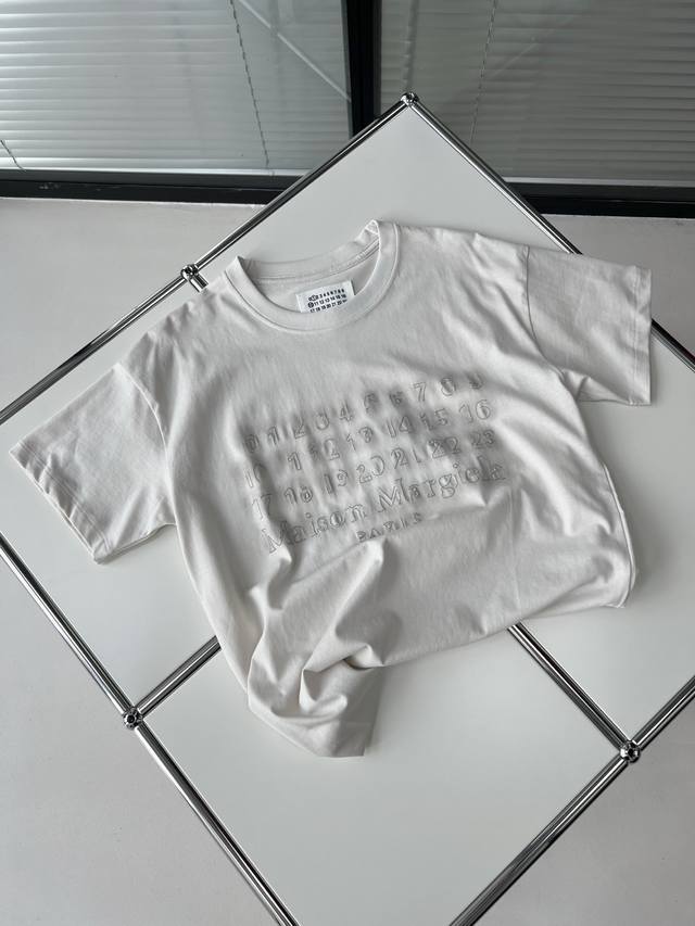 mm6* 马吉拉徽标缝线短袖T恤 这款 T 恤融合多种品牌标识工艺于一体，胸前印花 Logo 简约利落，辅以缝制 Logo 标签增添层次感，同时点缀装饰性 Lo