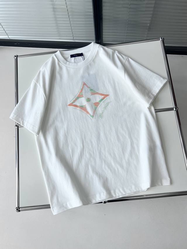 lv* 1V滴胶花卉圆领短袖 纯棉质面料、正面呈现 3D 标识印花、后部标签、标准版型、全套辅料配备 # 平织纯棉优质棉面料 采用15S平织优质棉，230G；搭