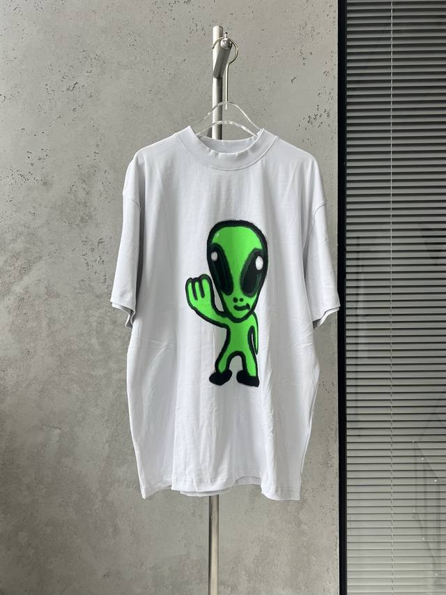 ba* 巴黎世家褶皱外星人 夸张可爱的外星人印花，搭配后背涂鸦笑脸，初始褶皱设计，袖口刺绣字母。 Size：Xs S M L