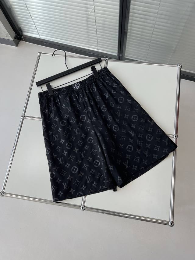 lv* 波纹提花桑蚕丝满印短裤 面料选择: 采用桑蚕丝面料制成，其天然的亲和性与人体肌肤完美契合。纤维内部布满微气孔，形成天然的温控系统，使其具有良好的透气性，