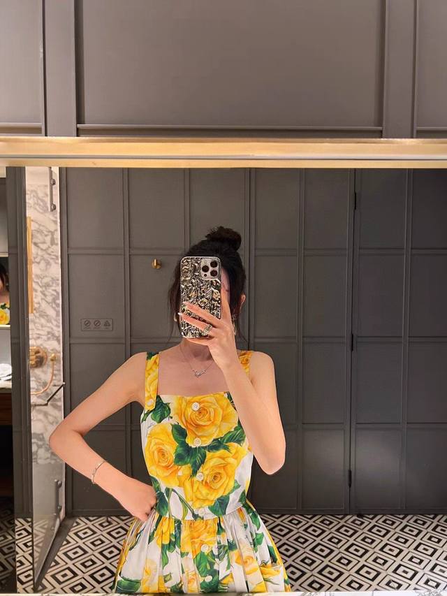 dolce & Gabbana杜嘉班纳 西西里女人味 热情金黄色玫瑰撩人又魅 贵妇度假性感吊带定制五金纽扣单排扣大摆印花连衣裙。Smlxl