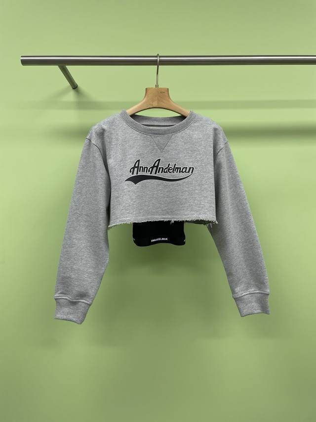 ann Andelman2025女士夏季字母印花假两件卫衣，救人性命的假两件穿搭，宝子们今天必须给你们分享我最近超爱的一套穿搭，灰色短款假两件卫衣，真的是点睛之