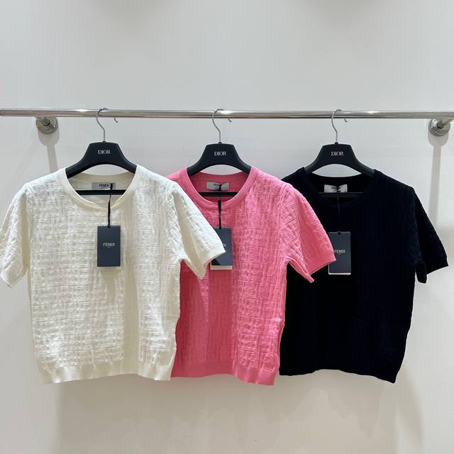 芬迪＆Fendi短袖，三色提花设计，简约而不简单。优雅字母点缀，展现独特品味，时尚百搭，夏日必备之选。三码三色现货供应