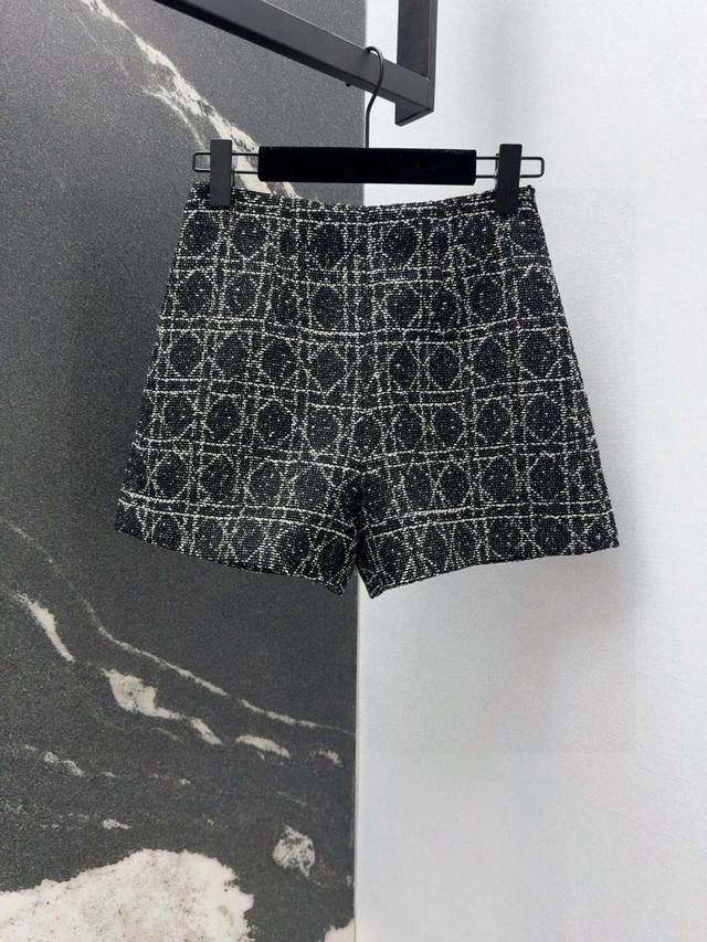 cd 25Ss 秋冬新品撞色织带千鸟格编织短裤 版型是比较不挑人的 紧俏和松弛感并存的剪裁 采用编织面料优雅精致 箱型版型剪裁上身很有立体感 一年四季都搭配需要