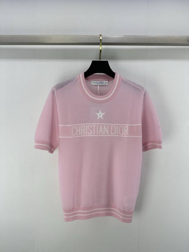 dio*上新细节 25 夏季新款五角星短袖皆印着醒目的“Christian Dior”标识与星星元素 彰显品牌格调 精致织纹 触感柔软亲肤 简约版型适配多元风格
