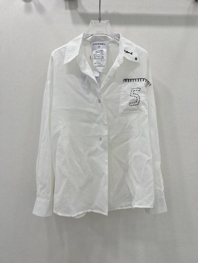 chane*L小香25春夏新品中古风衬衣 没有什么理由可以拒绝它 可A可乖的风格，版型属于谁都好驾驭的，日常通勤穿什么的都是很Ok的，不挑场合的 衬衣干净大气，