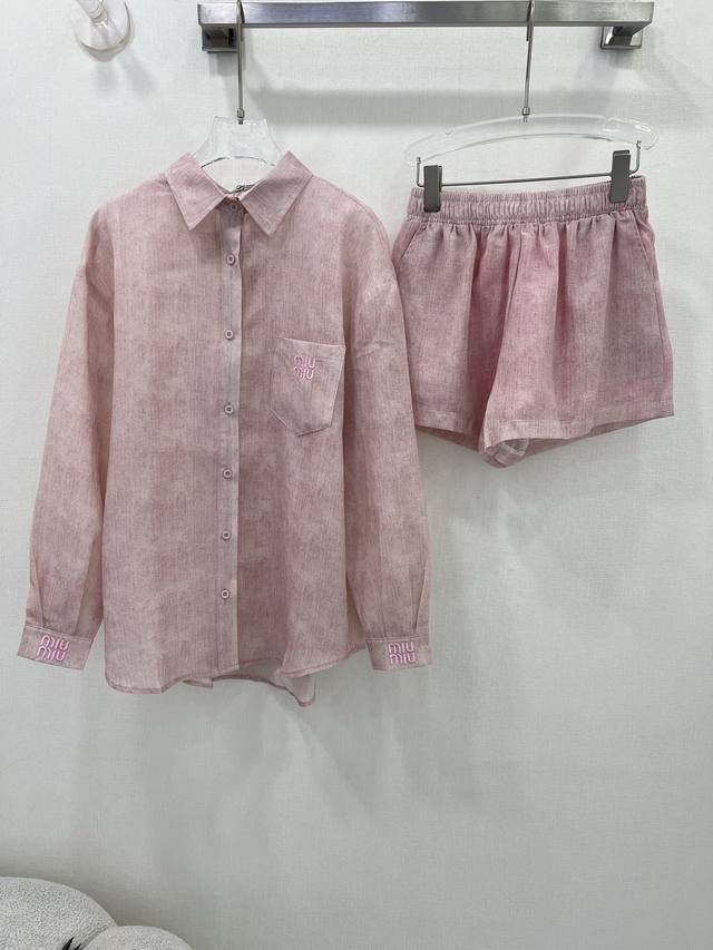 miumi*25新款防嗮套装！ 非常好看的配色 口袋经典字母Logo图案刺绣 夏日氛围感拉满 30D面料透气又不闷热 高完全不挑人 颜色高级 光泽度好 翻领衬衣