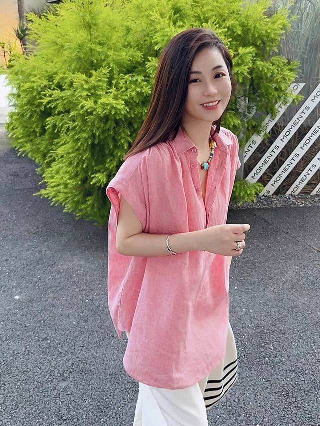 薄，轻，软 匠心软亚麻系列 重磅 100%亚麻炒色短袖衬衫！老钱风休闲松弛感落肩短袖宽松显瘦衬衣！时尚翻领＋连身袖细节配合褶皱，增加立体感，百搭慵懒随性！粉色白