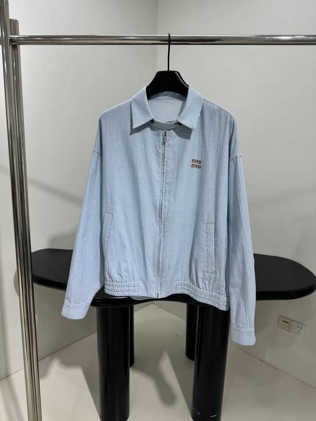 爆款现货 原版定制 Miu Mi *｜2025新品翻领刺绣外套 系列款 定制Yb材质 舒适好穿 挺括有型 胸前采用撞色字母 形成颜色碰撞 增添休闲时尚感 视觉效