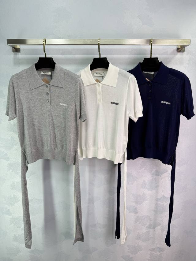 miu Mi*新款短袖针织Polo衫，经典翻领设计，简约时尚。现有灰色、白色、藏蓝色三色可选，适合夏季穿着。面料柔软透气，适合日常休闲搭配。3色3码Sml 。T