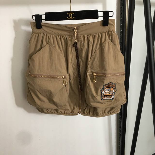 款号20252752 Lv*新款 老鹰刺绣徽标 拉链工装短半裙，卡其色，Sml， M码；腰围68，长41