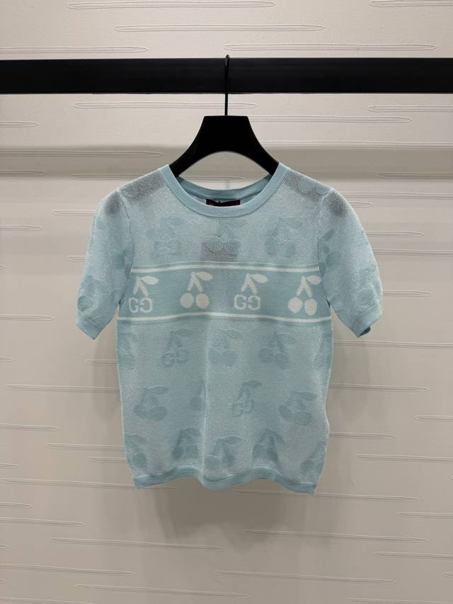上新原单高端品质Gucc* 2025春夏新款系列！樱桃提花针织短袖！定制Yb进口纱线织造 质感高级舒适 短袖上衣剪裁 通体细腻针织以撞色挺好樱桃Gg设计 甜美清