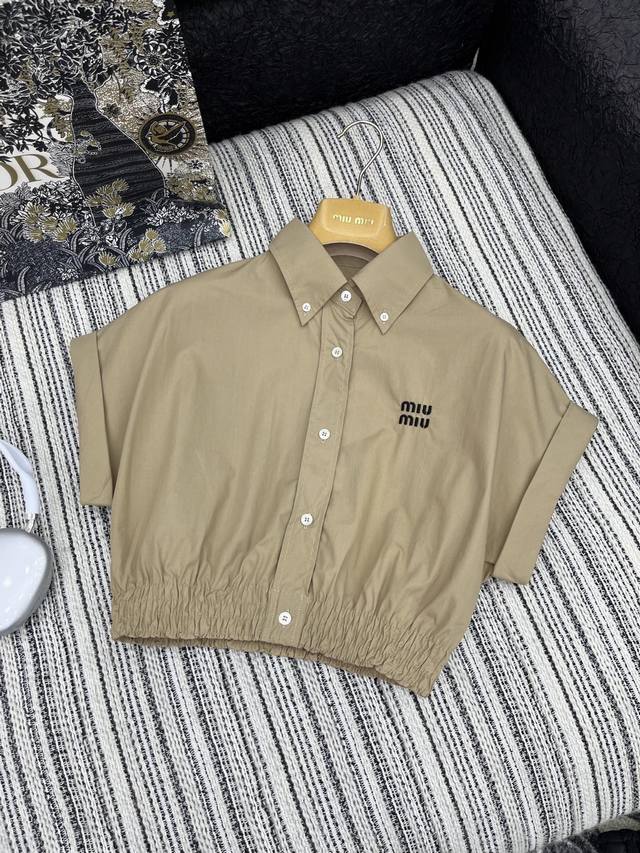 爆款现货 原单高品质 Miu Mi*｜25新款休闲卷边衬衫 颜色百搭高级 定制松紧下摆包容性好 尽显高级随意感 视觉盛宴 四季必入的百搭单品 订制面料，休闲范儿