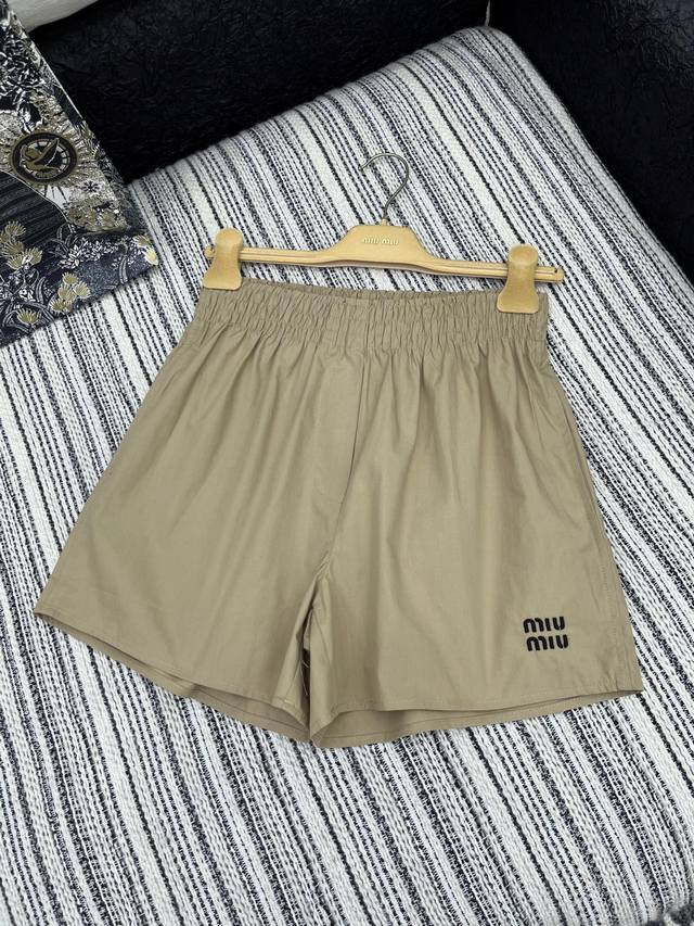 爆款现货 原单高品质 Miu Mi*｜25新款休闲短裤 颜色百搭高级 定制松紧腰包容性好 尽显高级随意感 视觉盛宴 四季必入的百搭单品 订制面料，休闲范儿十足