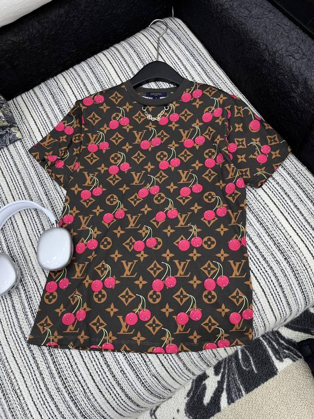 爆款现货 原单品质 Lv*｜25新品印花短袖T恤 精致常规版型上身巨显瘦！ 定制最新印花 低调奢华！ 时髦精必备单品解锁所有穿搭！ 认准我家品质！经典单品时髦又