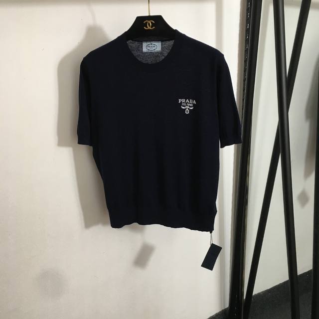 款号20252694 Prad*新款 Logo字母短袖羊毛针织衫上衣，白色，灰色，藏蓝色，Sml， M码；肩宽37，胸围98，袖长23，长56