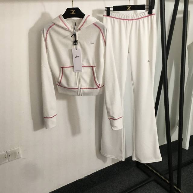 款号20252681 Alo新款运动套装，简约Logo反光印花长袖连帽拉链外套+修身显瘦喇叭长裤，白色，黄色，黑色，Sml， M码；胸围86，袖长73，衣长46