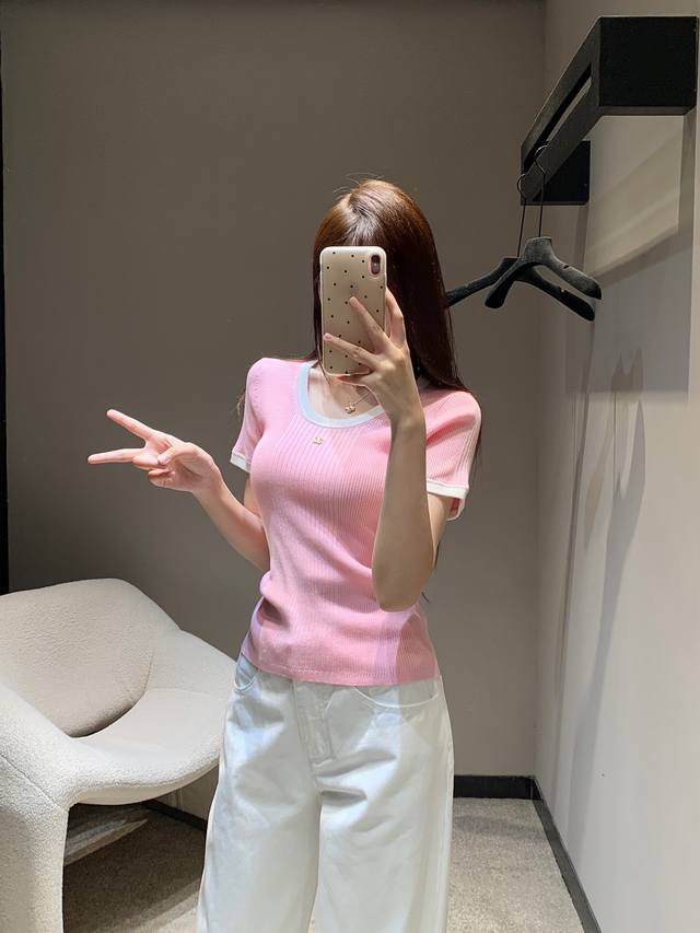 chane*25M春夏新款 微标修身针织短袖上衣丨独家高版出品！弹力舒适 透气好穿 撞色形成勾勒效果 胸前双C字母徽标装饰 复古风格强烈 修身版型 突显身材 风