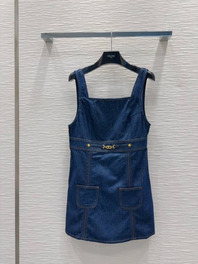 celin* 2025Ss新款吊带牛仔连衣裙，定位活性酵洗 养眼设计 少女机能风 可甜可盐 上身帅气又拉风。复古洗水牛仔重新诠释了时髦精单品，设计版型百搭不挑人