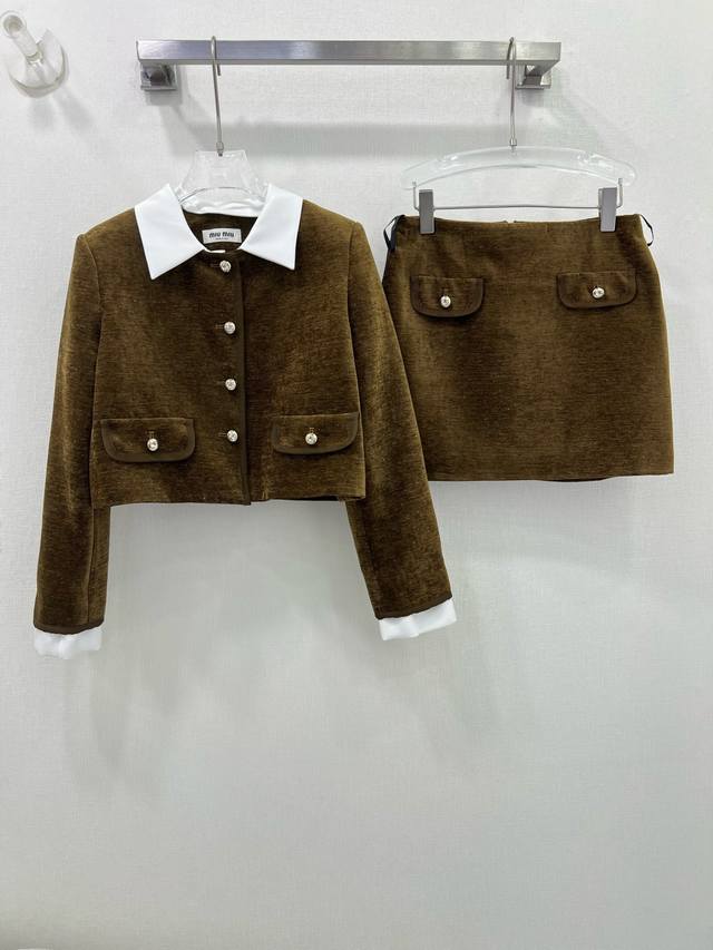 miumi* 25新款新款丝绒提花套装！翻领单排扣扣外套半裙得组合 丝绒外套超显女人气质 半裙前口袋兜设计 定制原版五金 后背Miu字母贴标 属于不挑人的基本款