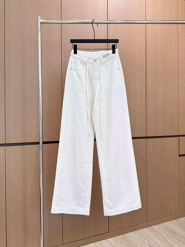 爆款现货 原单品质 设计师*｜25新款牛仔裤 颜色百搭高级 两侧口袋设计尽显高级随意感 视觉盛宴 四季必入的百搭单品 订制面料，质感巨好，慵懒范儿十足 女神必入