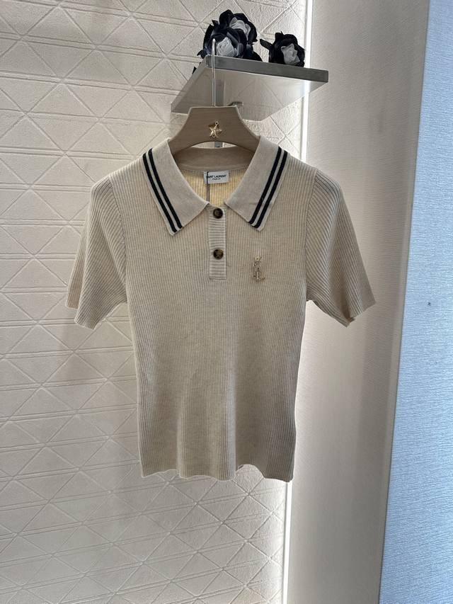 saint Lauren*2025新品上架 胸针翻领针织短袖 定制Yb羊毛针织材质 细腻柔软 弹力十足 精致翻领短袖版型 半开襟领设计 双排领边条纹细节满分 大