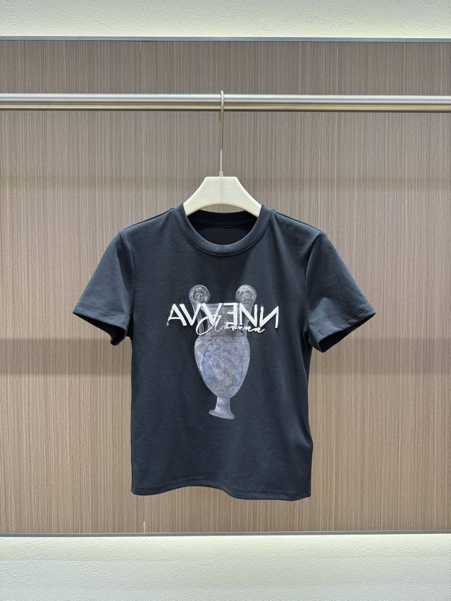 2025Ss 夏款 Avvenn立体花瓶印花T 原版定制款 复古立体的花瓶图案设计 在基础极简款中融入趣味元素 发泡印花工艺标志性Logo 高级感满满 主色以藏