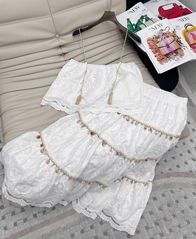 25Ss 新款 重工镂空绣花套装，吊带上衣+半身裙 松弛感两件套 镂空绣花，挺立有型，品质感更强 品质棉布细腻爽滑 舒适亲肤 垂而不僵 吸湿透气行很好！平领肩带