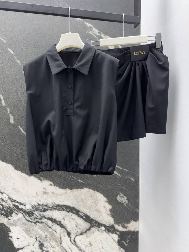 loe 25Ss 春夏新品垂褶皮牌Logo装饰套装 无袖翻领褶皱上衣+ 不规则褶皱设计半裙 酷帅有型 百搭又不挑人 定制精纺面料质感高级 宽松短款版型巨显瘦一套