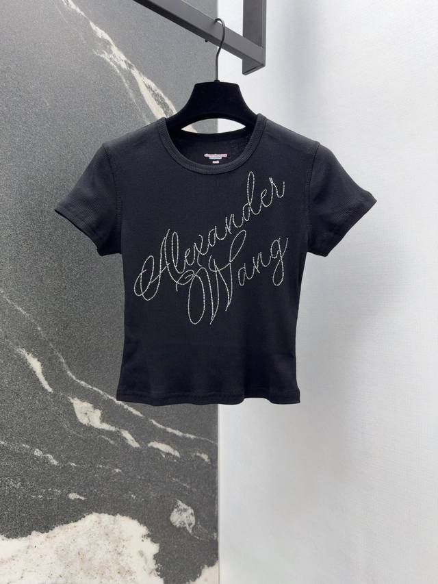 aw 25Ss 春夏新品字母烫钻修身短袖上衣 面料带有弹力 合体版型上身巨显瘦 不管是内搭或者外穿都很好看 万能百搭单品 烫钻字母设计回头率拉满 属于夏日的辣妹