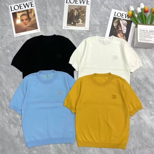 miumi*春夏新款 圆领针织短袖 经典又辨识度满满的小标刺绣 干净又大方 宽松版型上身超显薄