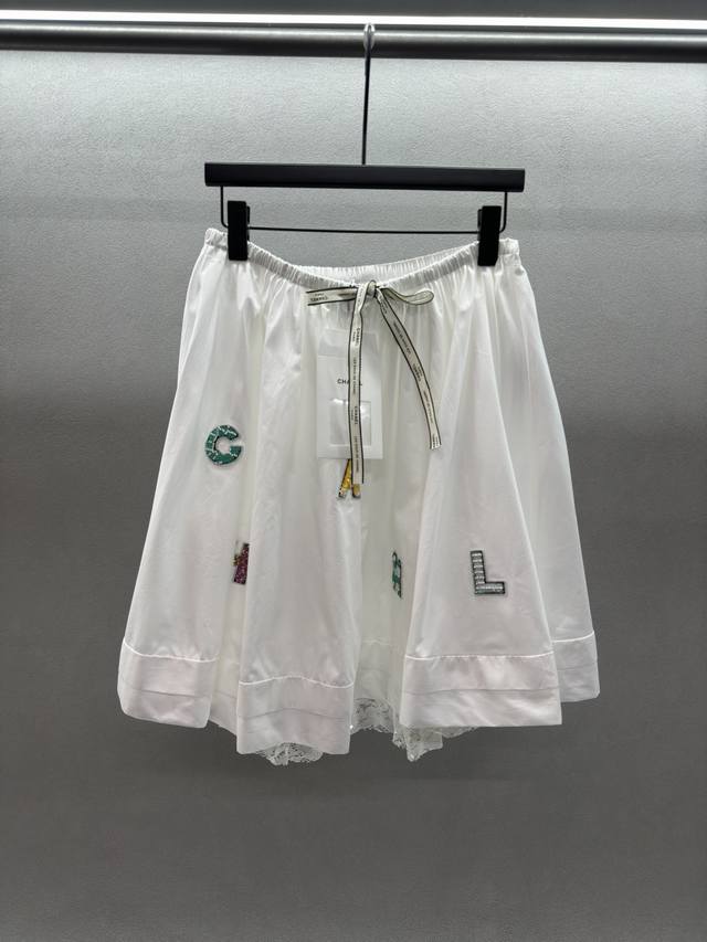 2660 Spring And Summer ！小香中古系列半裙， 定制Logo丝带抽绳，钉珠字母Logo点缀， 可甜可辣可温柔，香香女孩精致感， 三码！