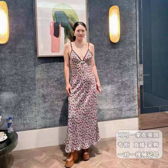 原版Mm 2025新款时尚小碎花花卉泡吊带连衣裙，质地轻薄柔软亲肤 通体渗透工艺处理 满印碎花图案撞色，收腰大摆剪裁设计，彰显品牌调性 色彩清新脱俗线条细腻 细